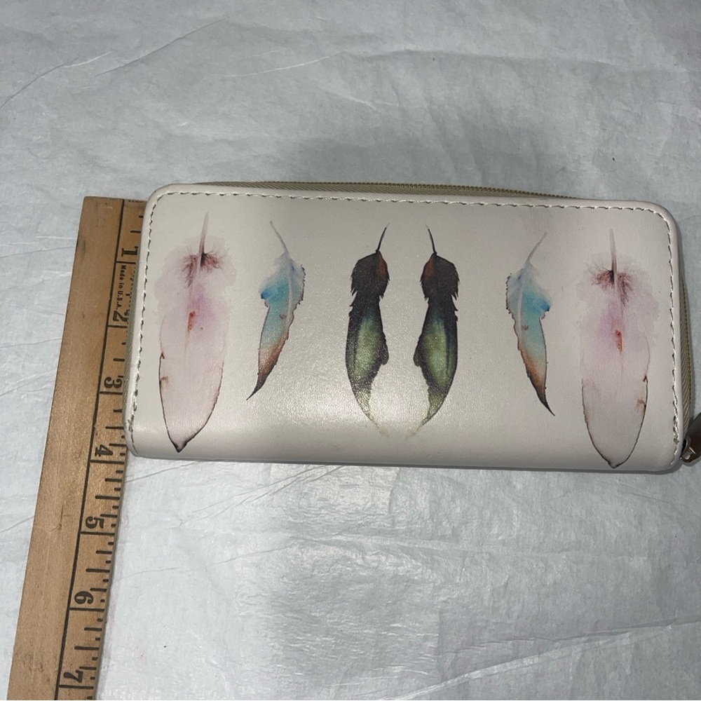 Feather Print Ladies Wallet. Small And Easy To Carry But Holds Everything Needed - Picture 6 of 6